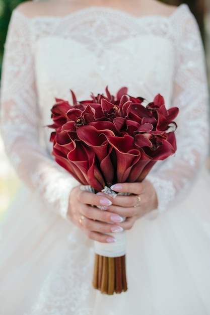 Premium Photo Bride Hold Her Calla Wedding Bouquet Flower