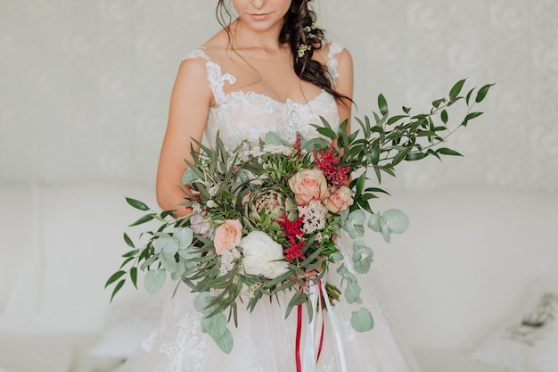 無料の写真 ユーカリで飾られた豪華な花束を着た白い服の花嫁