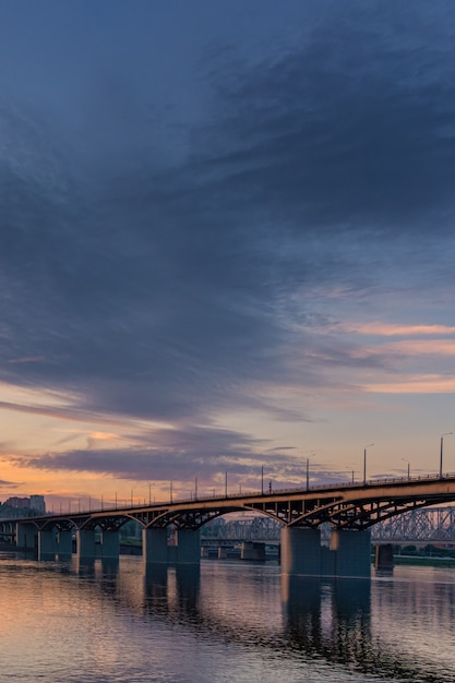 エニセイ川の夕日に沈む橋 クラスノヤルスク ロシア 垂直 プレミアム写真