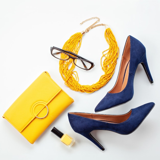 Jasnożółte akcesoria i niebieskie buty dla dziewcząt i kobiet.  moda miejska, koncepcja blogu piękności Premium Photo