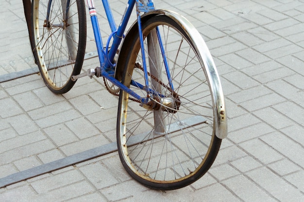 壊れた古い自転車 プレミアム写真