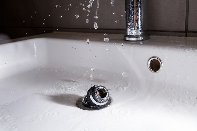 bathroom sink avoid water splashing from faucet