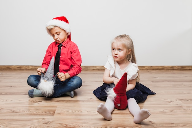 Brother and sister at christmas | Free Photo