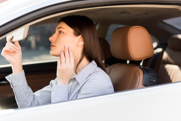 Free Photo | Brunette businesswoman inside a car