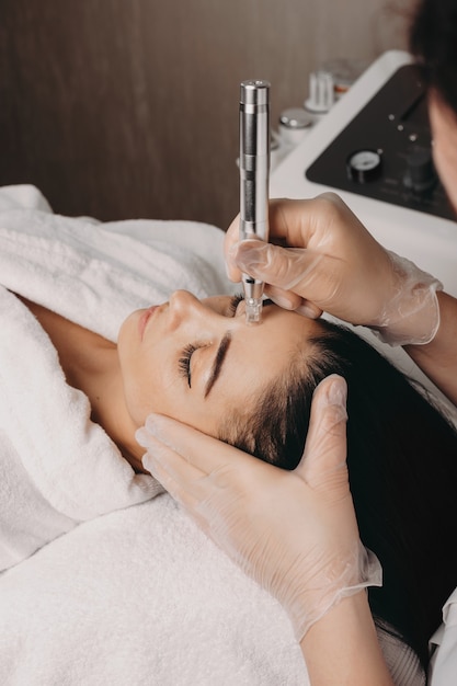 Premium Photo Brunette Caucasian Lady Waiting To Finish Her Face Cleaning Procedure During Spa Session