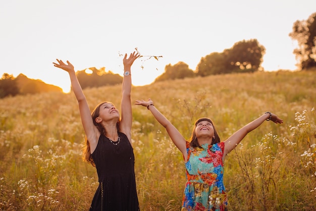 Free Photo | Brunette girls with daisies stand on the field