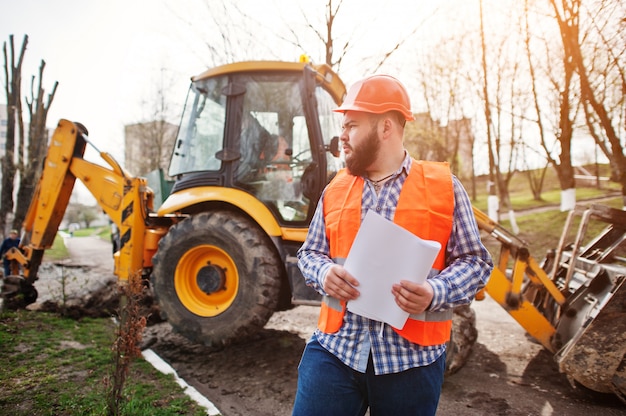 brutal-beard-worker-man-suit-construction-worker-safety-orange-helmet-against-traktor-with-plan-paper-hands_151355-1960 İkaz Yeleği Neden Önemlidir?