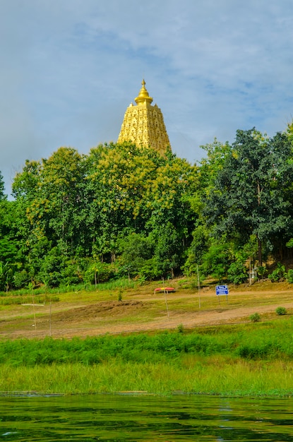 Buddhist sanctuary, sangklaburi, thailand. Premium Photo