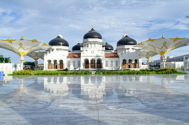 Religions in Indonesia Building of baiturrahman grand mosque Premium Photo