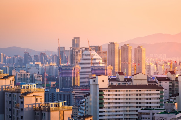 北漢山を背景にしたソウル周辺の建物またはマンション ソウル 韓国 プレミアム写真