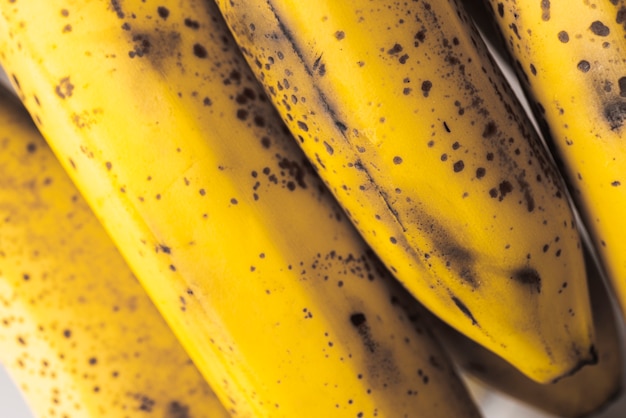 ダークスポットと熟したバナナの束 無料の写真