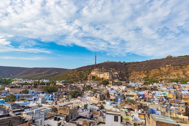 ブーンディの街並み インド ラジャスタン州の旅行先 青い街を見下ろす山の斜面にある雄大な砦 広角ビュー プレミアム写真