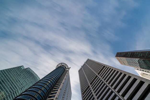 青い空を見上げてビジネス建物のスカイライン プレミアム写真