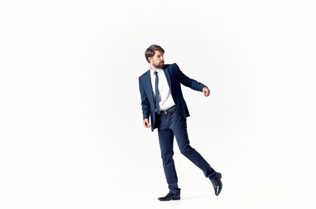 スーツと靴を履いたビジネスマンがライトで横に歩く プレミアム写真