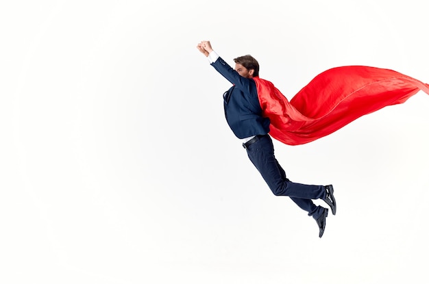 スーツの赤いマントの感情パワースーパーマンのビジネスマン プレミアム写真