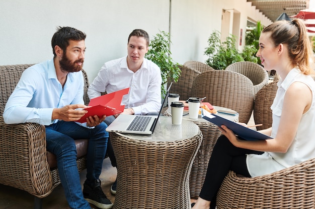 premium-photo-business-people-listening-to-ideas-on-coworker