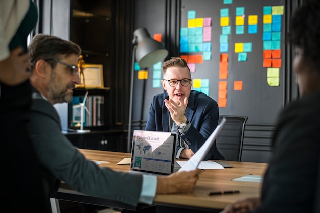 Business people in a meeting Free Photo