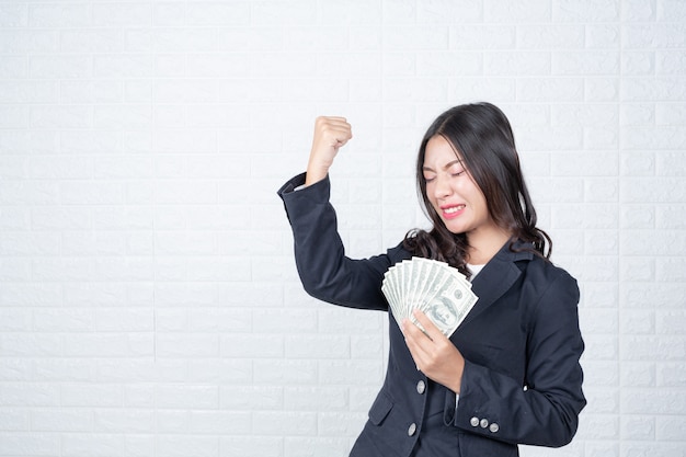 business woman holding banknote cash separately white brick wall made gestures with sign language 1150 8263 - Apa Itu TKI? Apa Saja Keuntungan Jadi TKI? Temukan Jawabannya di Sini