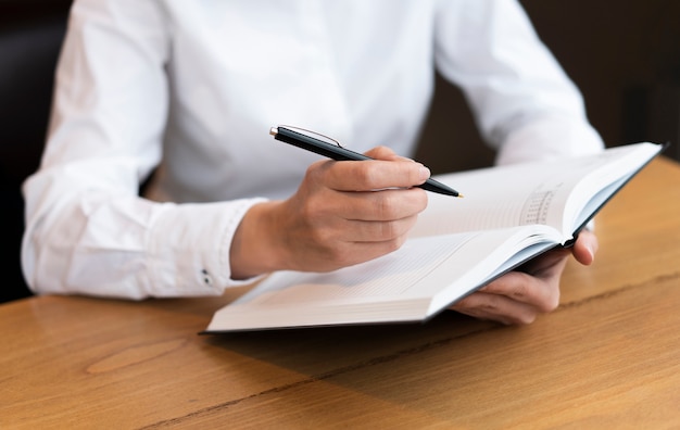 Free Photo | Business woman writing in agenda