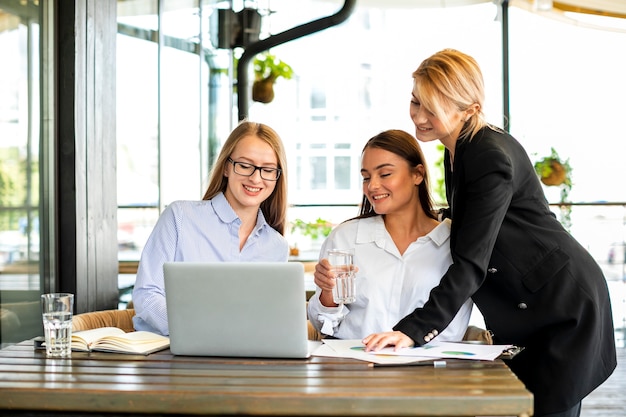 Business women meeting at office | Free Photo