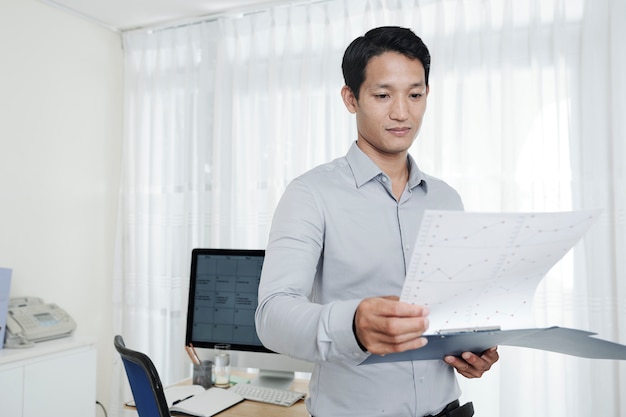 Premium Photo Businessman Checking Documents