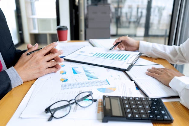 Businessman coaching office staff Premium Photo