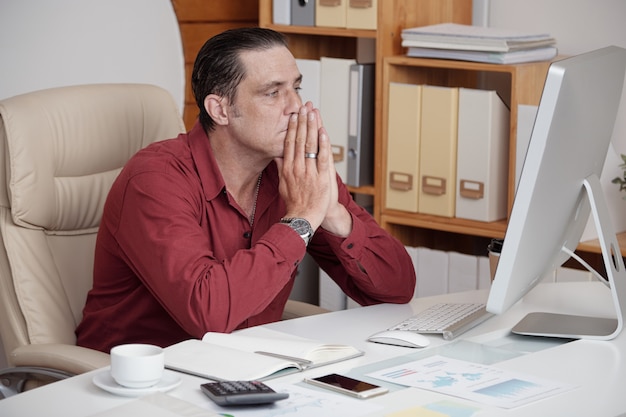 free-photo-businessman-dissatisfied-with-his-work