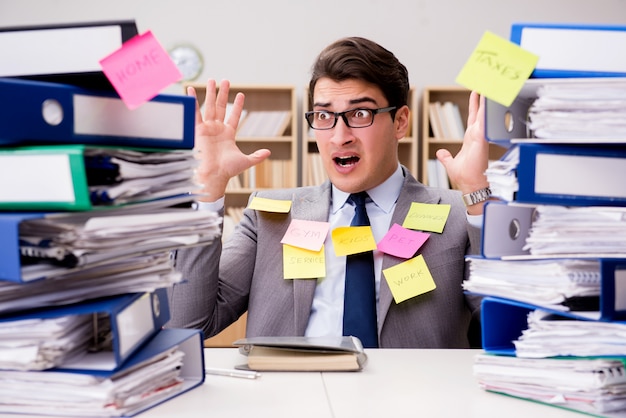 Businessman struggling with multiple priorities Premium Photo