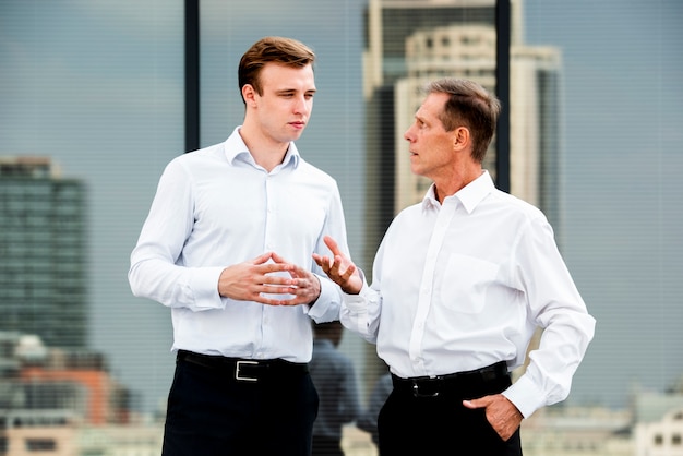 Businessmen having a conversation Free Photo