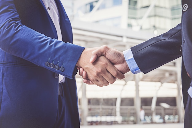 Businessmen making handshake. concept successful businessmen Premium Photo