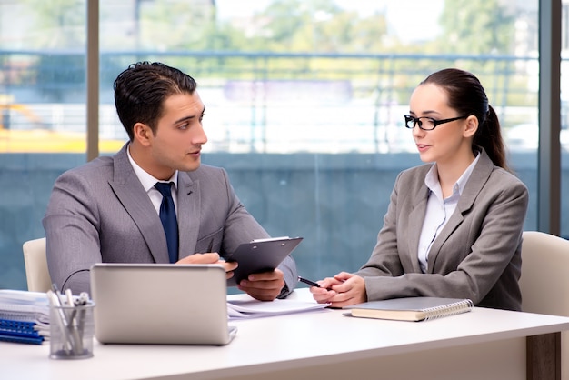 Businesspeople having discussion in the office | Premium Photo