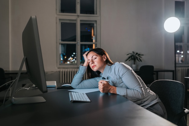 Premium Photo Businesswoman Fell Asleep At Office Desk Working Overtime