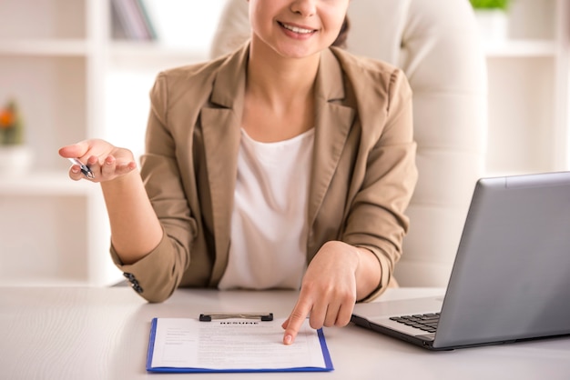 Businesswoman hand holding resume on desk. Premium Photo