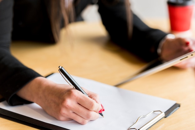 Free Photo | Businesswoman reading document