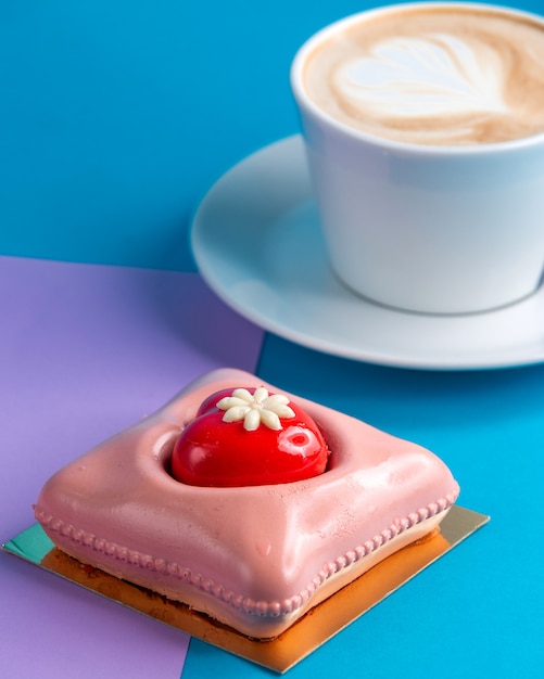 青と紫のコーヒーのカップとケーキピンクのムースケーキ 無料の写真