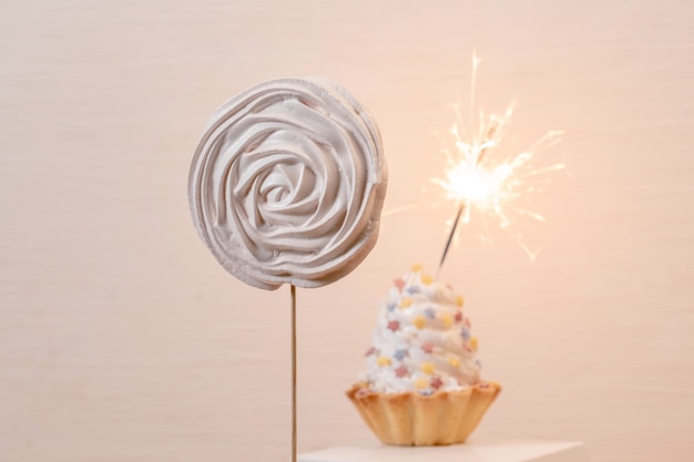 ケーキタルトホワイトセットセイルシャンパンデリバリー線香花火爆竹 プレミアム写真 ケーキタルトホワイトセットセイルシャンパンデリバリー線香花火爆竹 プレミアム写真