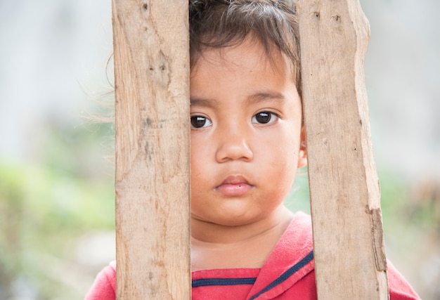Poipet Cambodiaのスラム街のカンボジアの子供たち プレミアム写真