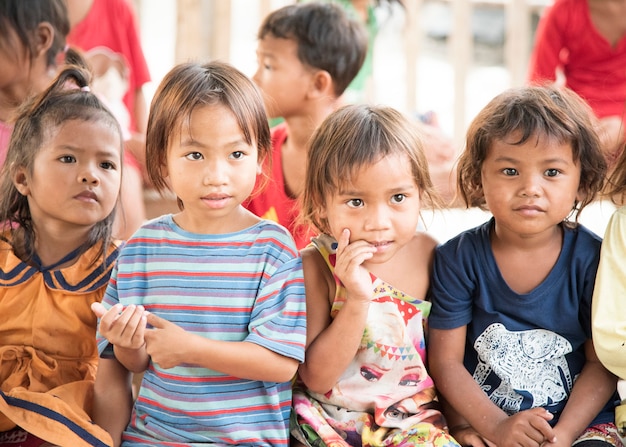 Poipet Cambodiaのスラム街のカンボジアの子供たち プレミアム写真