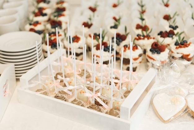 キャンディーバー スティックケーキキャンディーのキャンディー 子供の誕生日パーティーや結婚式のコンセプト プレミアム写真
