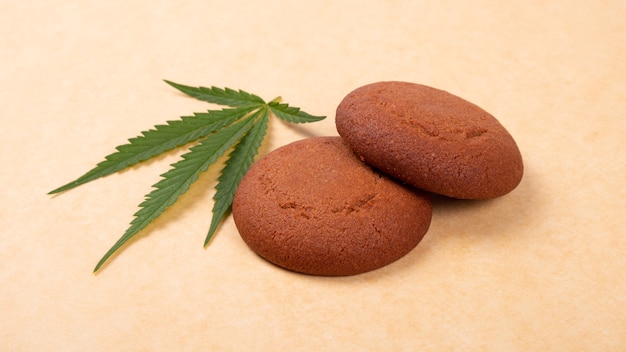 大麻クッキー 緑の葉のマリファナ お菓子の食べ物をクローズアップ プレミアム写真