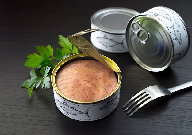 Canned tuna parsley and fork Premium Photo
