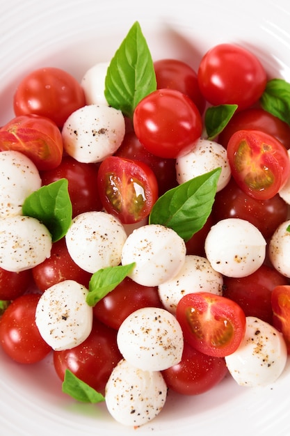 Insalata caprese con pomodoro mozzarella e basilico | Foto ...