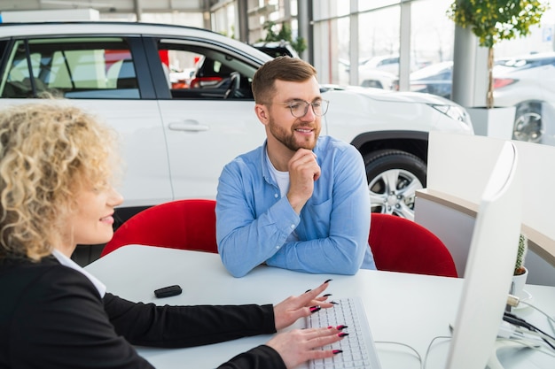 premium-photo-car-dealership-manager-with-client-at-computer