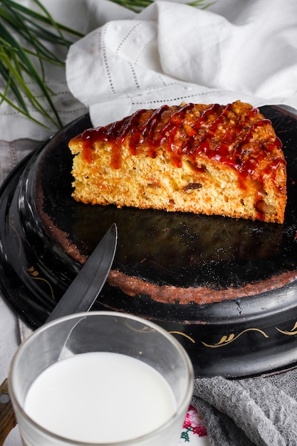 Free Photo | Caramel syrup cake with nuts and raisins