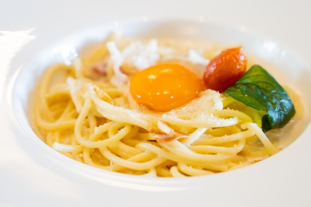 Premium Photo Carbonara Sauge Spaghetti With Raw Egg On The White Plate