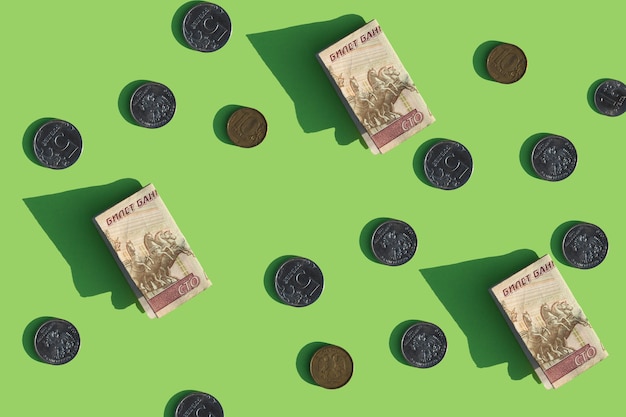 Фото падающих денег на зеленом фоне