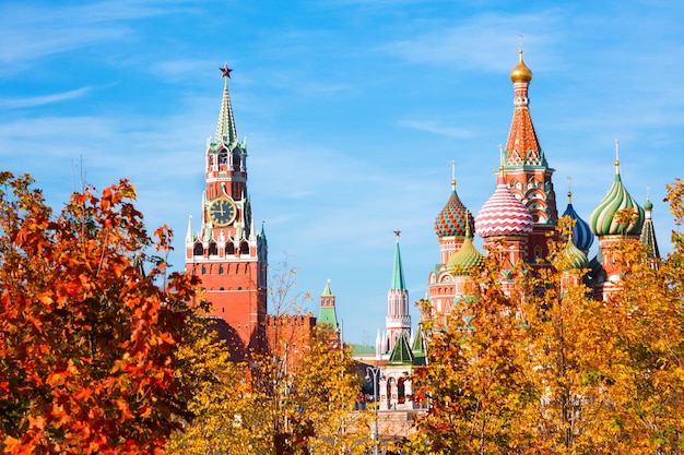 ヴァシリーブレスド大聖堂 聖バジル大聖堂 とモスクワクレムリンのスパスカヤ塔 プレミアム写真