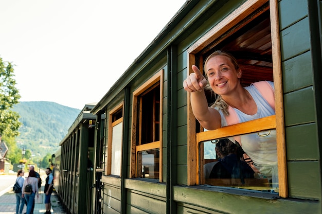 電車の窓から外を眺める白人女性 プレミアム写真