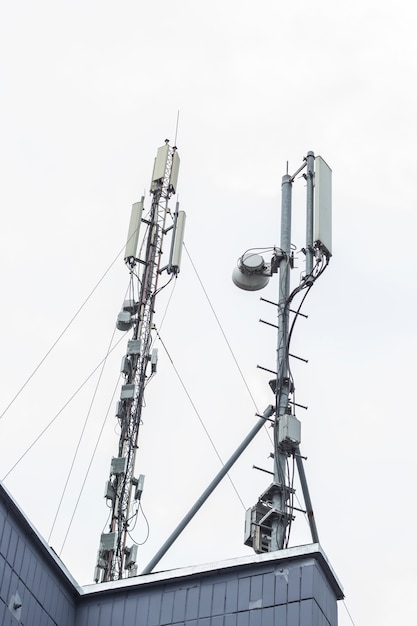 建物の屋根の上に携帯電話の携帯電話のアンテナ 技術通信gsm 5g 4 プレミアム写真