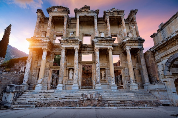 トルコ イズミルのエフェソス古代都市にあるケルスス図書館 プレミアム写真